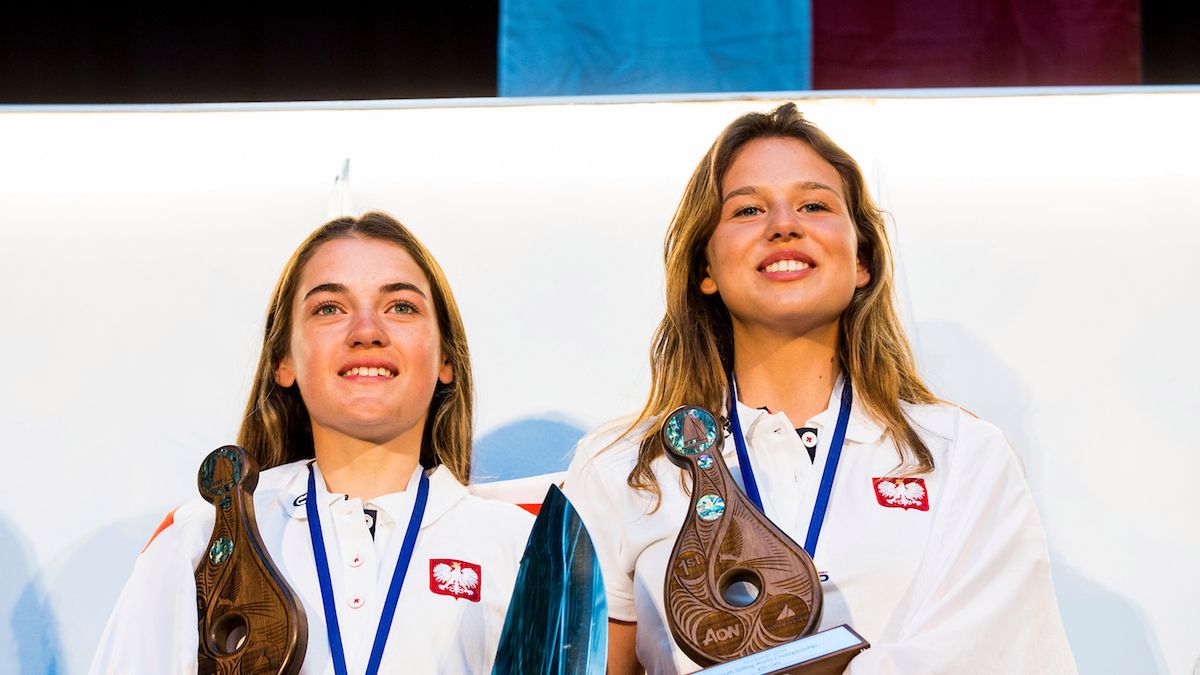 Julia Szmit (z lewej) i Hanna Dzik (z prwej) podczas ceremonii medalowej MŚJ ISAF 2016