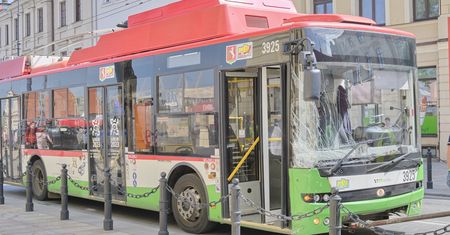Starszy kierowca wjechał prosto pod trolejbus. Nissan uderzył w tablicę, ogrodzenie ratusza i latarnię
