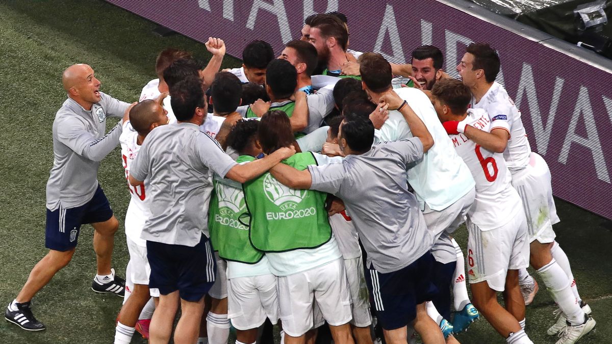 Zdjęcie okładkowe artykułu: PAP/EPA / Anton Vaganov / Na zdjęciu: Hiszpanie cieszą się z wygranej