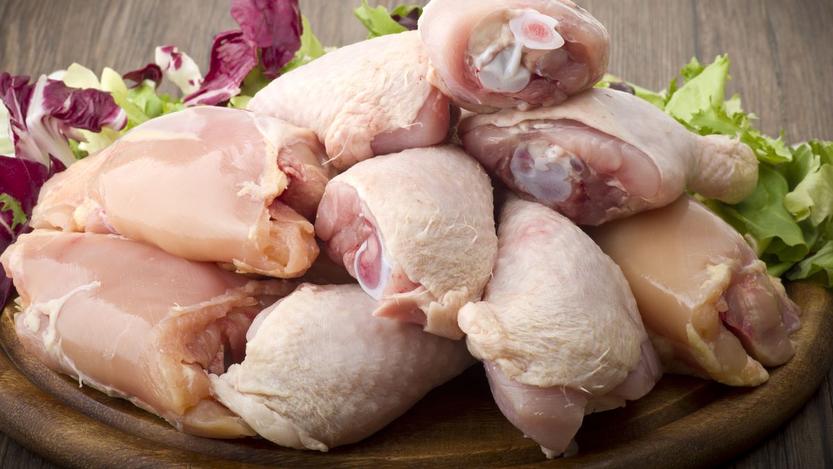 Surowy udziec z kurczaka (mięso i skóra)