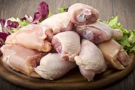 Surowy udziec z kurczaka (mięso i skóra)
