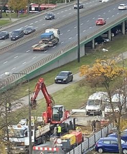 Samochody na chodniku. Powodem może być awaria