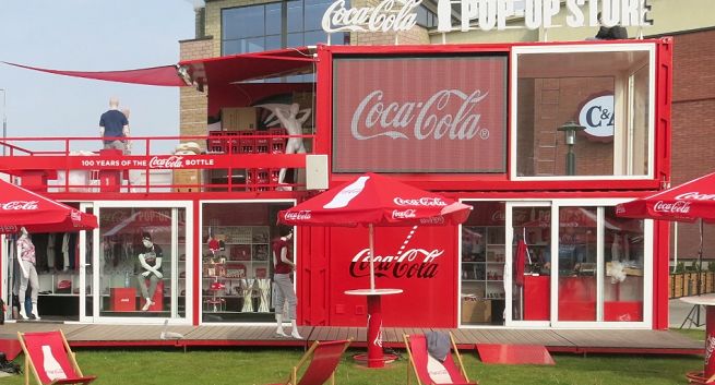 Sklep odzieżowy promuje Coca-Colę w Warszawie