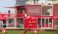 Sklep odzieżowy promuje Coca-Colę w Warszawie