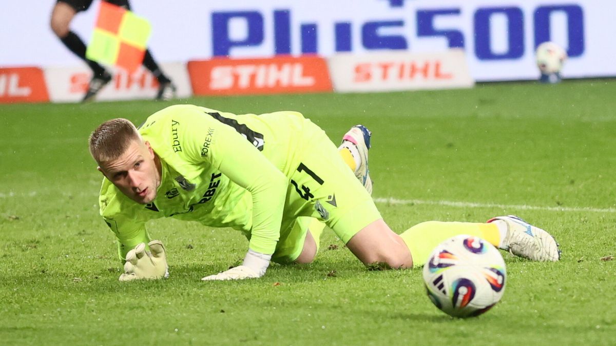 PAP / Leszek Szymański / Bramkarz Lecha Poznań, Bartosz Mrozek podczas meczu z Legią Warszawa