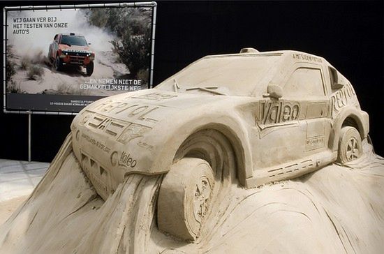 Mitsubishi Pajero Evolution wyrzeźbione w piasku