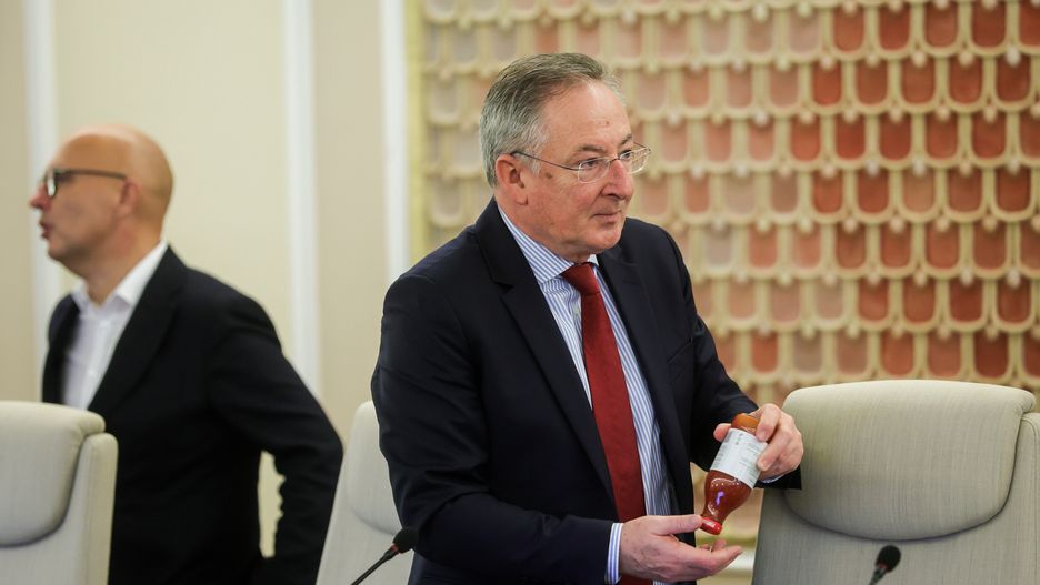 Warszawa, 30.01.2024. Minister kultury i dziedzictwa narodowego Bartłomiej Sienkiewicz przed posiedzeniem rządu, 30 bm. w KPRM w Warszawie. Rząd na posiedzeniu zajmie się dwoma przygotowanymi przez MON projektami, które dostosowują przepisy dotycząca składu i wynagrodzeń w komisjach lekarskich, które co roku orzekają o stopniu zdolności do służby wojskowej. (mr) PAP/Rafał Guz