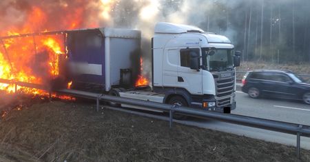 Ciężarówka stanęła w płomieniach. To zrobił policjant