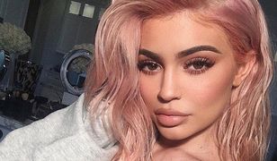 Zdjęcie rodem z Playboya. Kylie Jenner pokazała biust