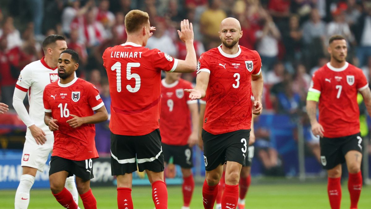 PAP/EPA / HANNIBAL HANSCHKE / Na zdjęciu: piłkarze reprezentacji Austrii celebrujący bramkę
