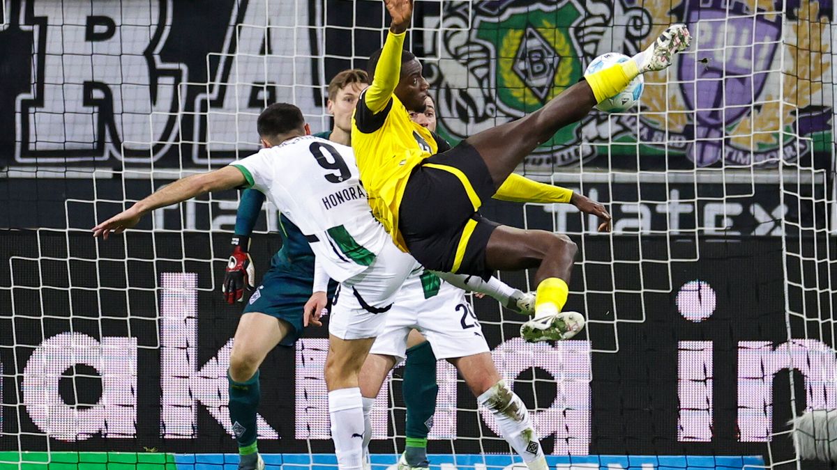 PAP/EPA / CHRISTOPHER NEUNDORF / Na zdjęciu: Borussia Moenchengladbach zremisowała z Borussią Dortmund