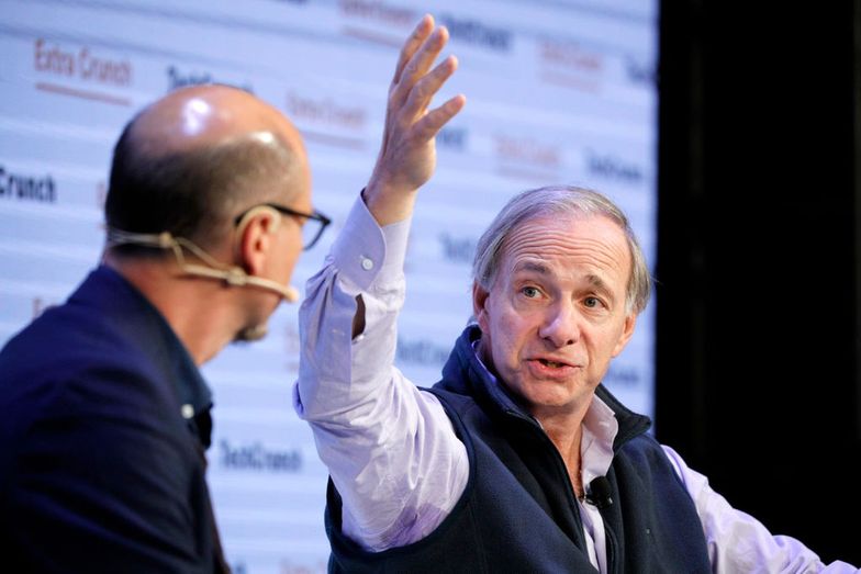 Ray Dalio przewiduje, że największe banki centralne na świecie zaczną obniżać stopy procentowe w 2024 roku