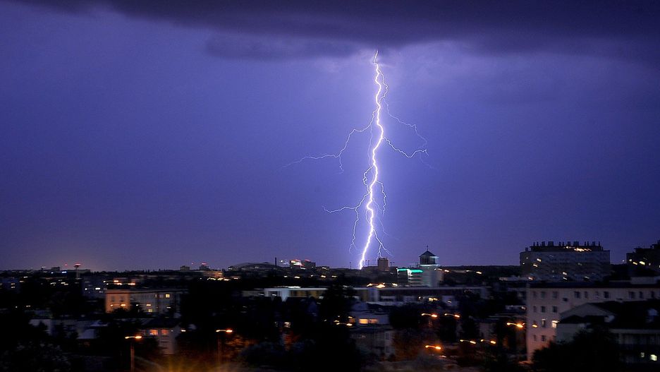 IMGW wydał ostrzeżenia przed burzami.