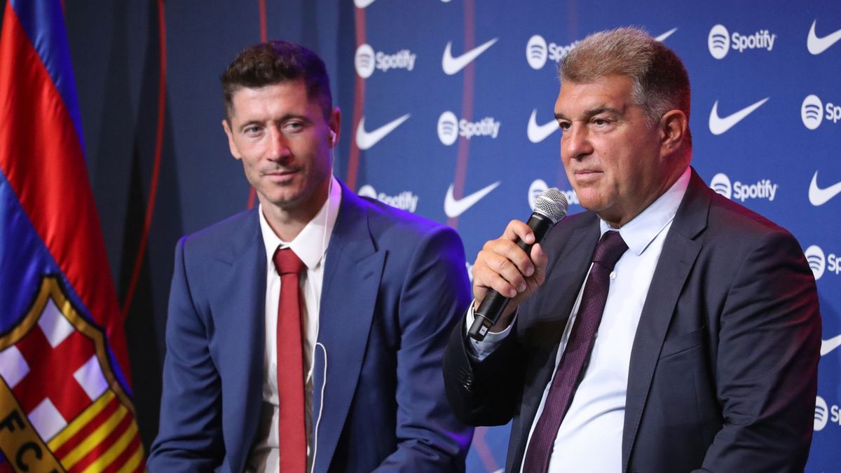 Getty Images /  Urbanandsport/NurPhoto / Na zdjęciu: Robert Lewandowski i Joan Laporta