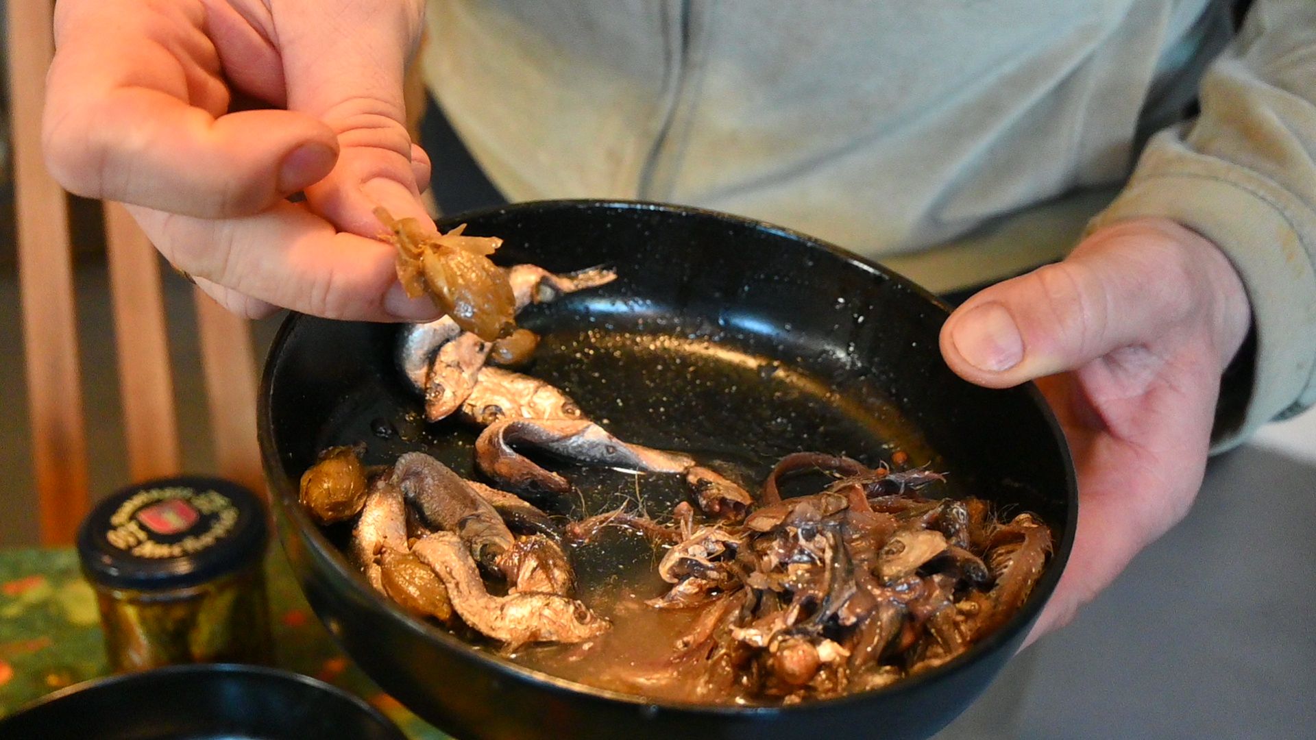 Rybki prosto z beczki wraz z szyszką chmielu