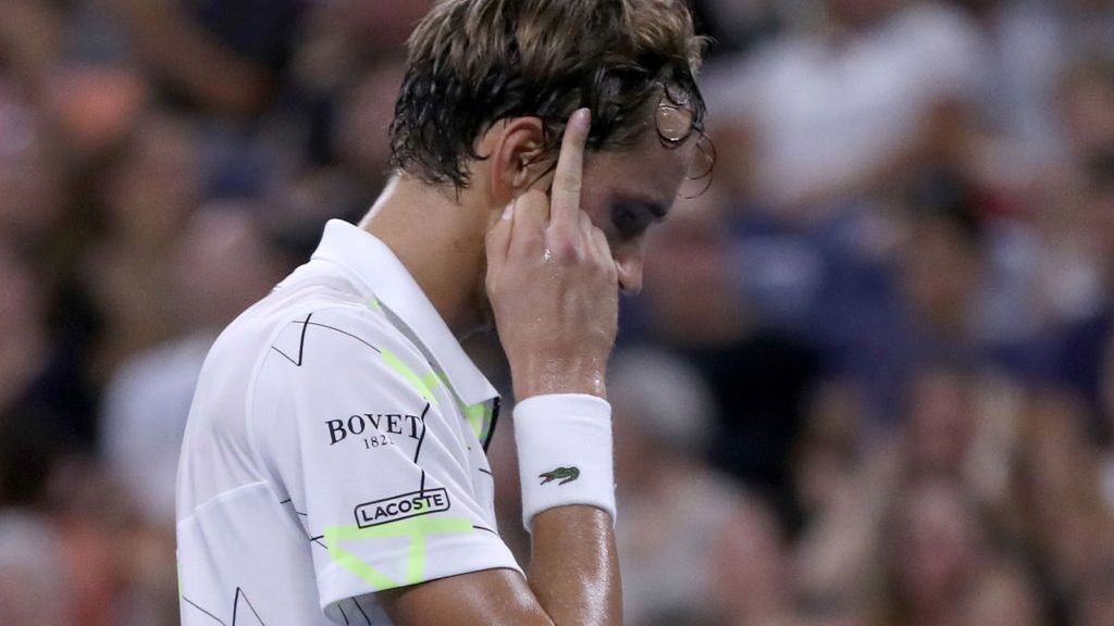 Getty Images / Na zdjęciu: Danił Miedwiediew pokazuje środkowy palec na US Open