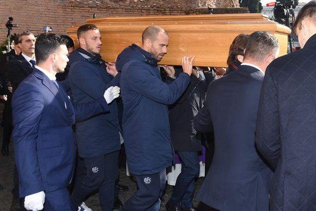 Na zdjęciu: Arnautović niesie trumnę Mihajlovicia