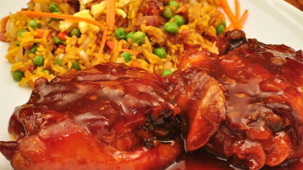 Duszony udziec z kurczaka (mięso i skóra)