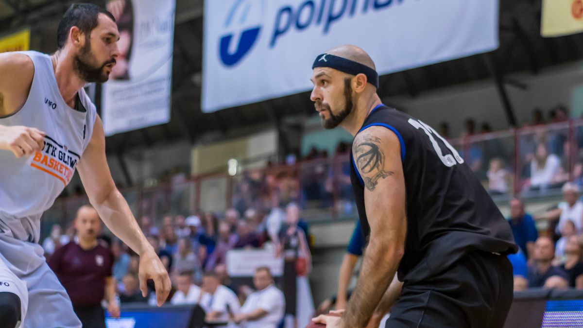 WP SportoweFakty / Michał Domnik / Na zdjęciu: Przemysław Szymański (z piłką)