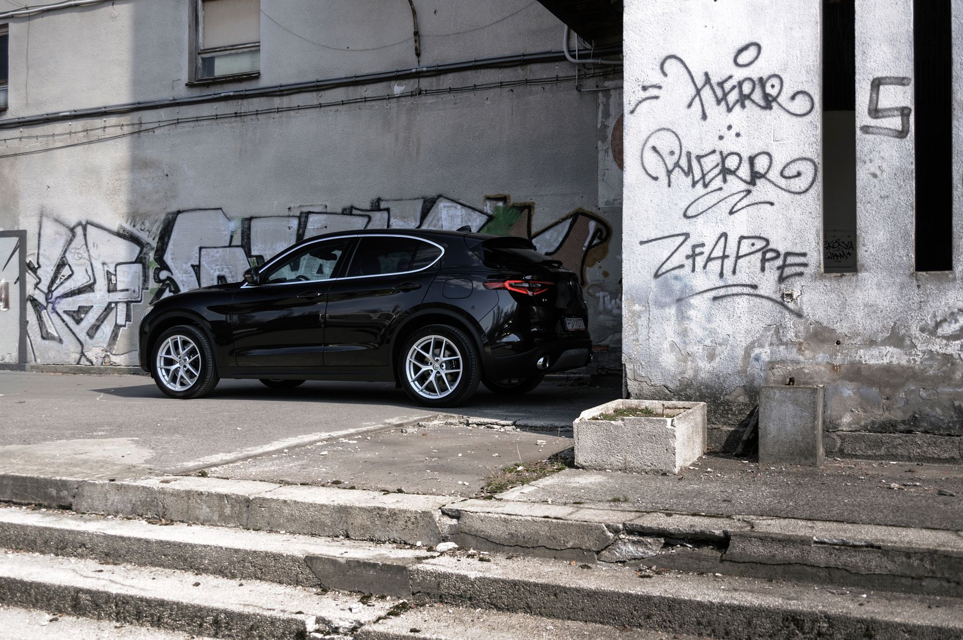 Alfa Romeo ma też coś dla miłośników diesli. 180-konny motor 2.2 JTDM z RWD (jedyna wersja z napędem na tylną oś) to wydatek zaczynający się od 169 700 zł za odmianę bazową. Za AWD dopłacimy 9000 zł. Najmocniejszy diesel, osiągający 210 KM kosztuje od 193 700 zł za wersję Super.