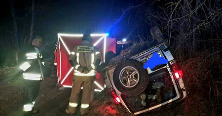 Wypadek w Bieszczadach. Auto dachowało, jedna osoba nie żyje