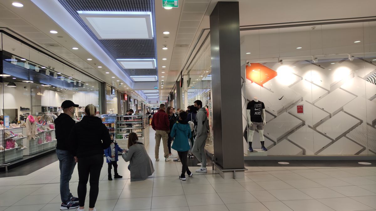 Na zdjęciu klienci w galerii handlowej czekający w kolejce