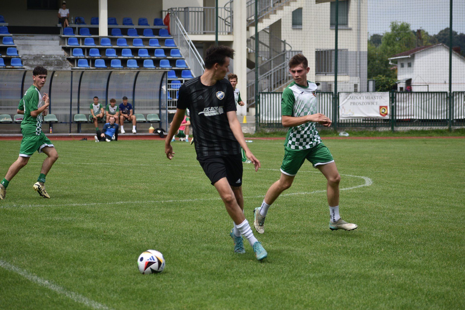 W meczu kontrolnym Proszowianka (czarne stroje) zremisowała z Wiarusami Igołomia 1:1.