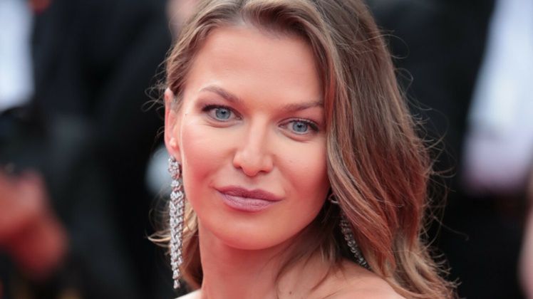 Anna Lewandowska pozuje z pudelkiem