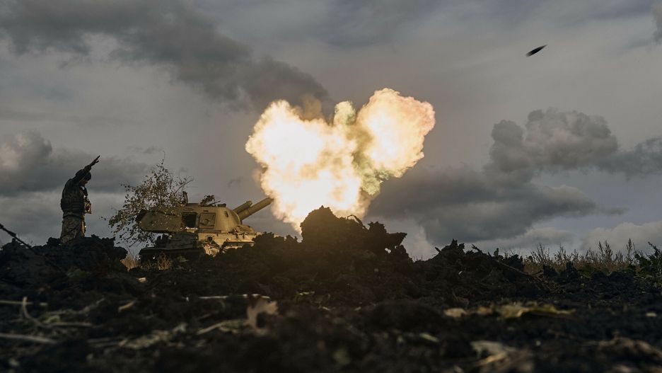 Ukraina - arch
A Ukrainian serviceman reacts as a self-propelled artillery vehicle fires near Bakhmut, Donetsk region, Ukraine, Saturday, Oct. 22, 2022. (AP Photo/LIBKOS)
LIBKOS