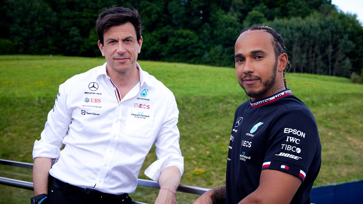 Toto Wolff (z lewej) i Lewis Hamilton