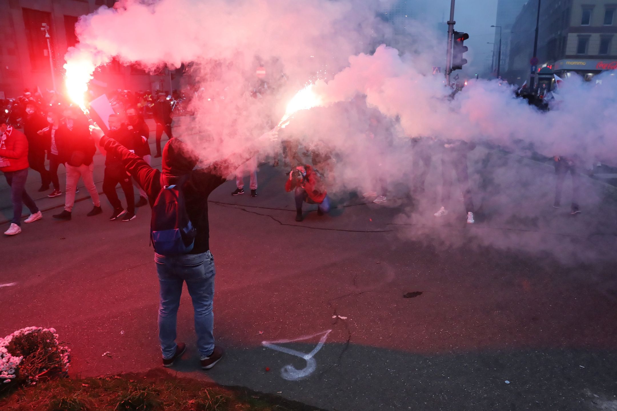 Warszawa, 11.11.2020. Uczestnicy Marszu Niepodległości w Warszawie.