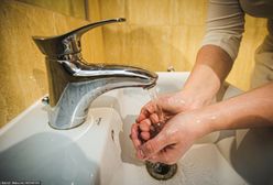 Zapalenie skóry rąk przez nadmierną higienę. Skutki pandemii