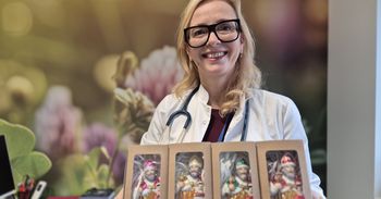 Głogów: Miasto ma swoją bombkę. To Święty Mikołaj z ratuszem w rękach