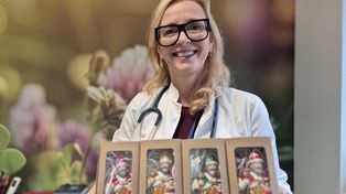 Głogów: Miasto ma swoją bombkę. To Święty Mikołaj z ratuszem w rękach