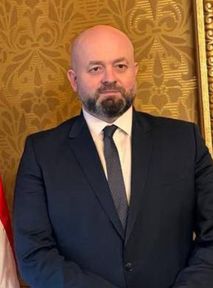 "12 nawyków, które robią z ciebie biedaka". Poseł promuje nie życie, tylko egzystencję