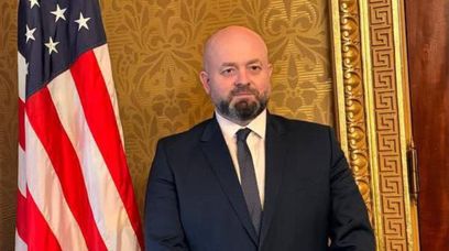 "12 nawyków, które robią z ciebie biedaka". Poseł promuje nie życie, tylko egzystencję
