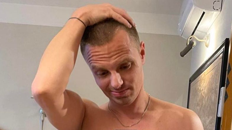 Marcin Hakiel kusi zdjęciem gołej klaty 