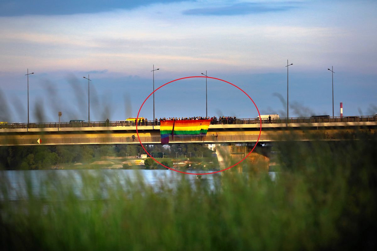 Most Łazienkowski. Wywiesili tęczową flagę, by uczcić pamięć koleżanki. Zostali zaatakowani