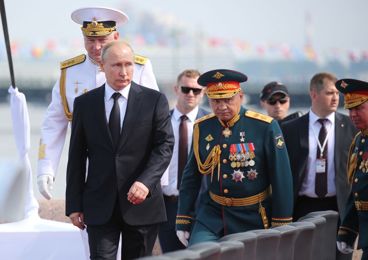 Władimir Putin ze swoją świtą na święcie rosyjskiej marynarki wojennej