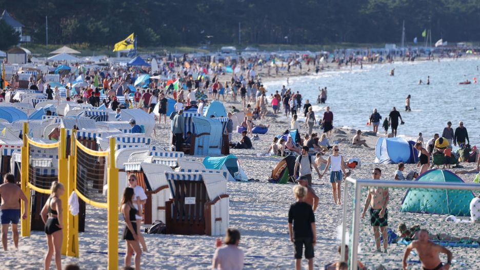 Wyjątkowo ciepły wrzesień sprzyja plażowaniu nad Bałtykiem