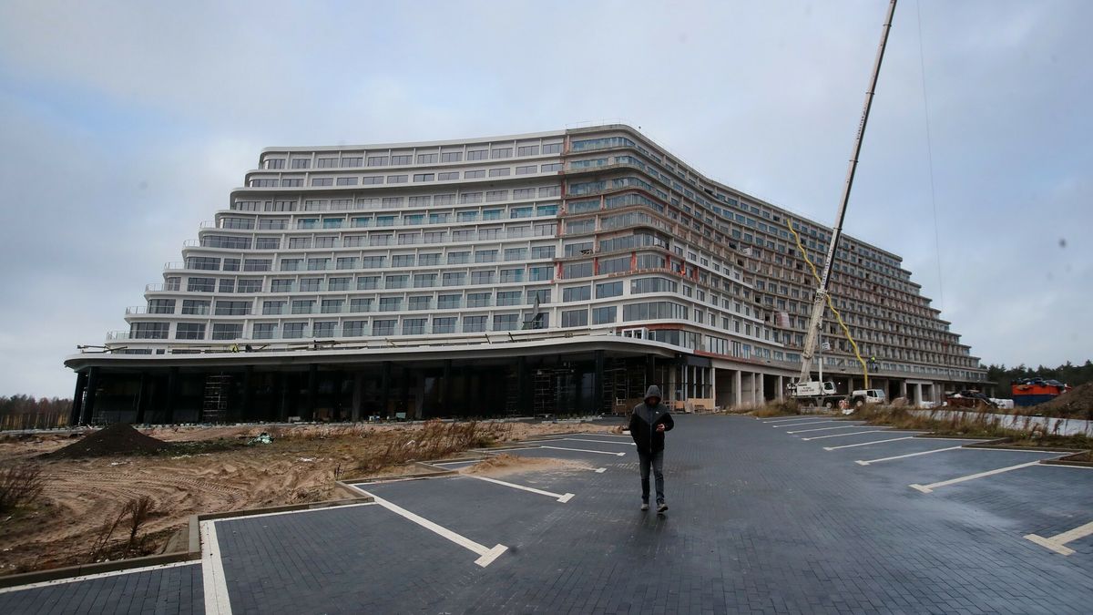 Budowa Hotelu Gołębiewski w Pobierowie. Listopad 2021 r.
