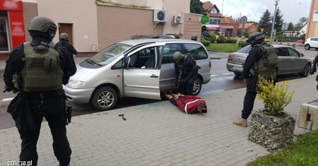 Wypożyczali auta i rozbierali je na części. W sprawę zamieszanych jest co najmniej 7 osób