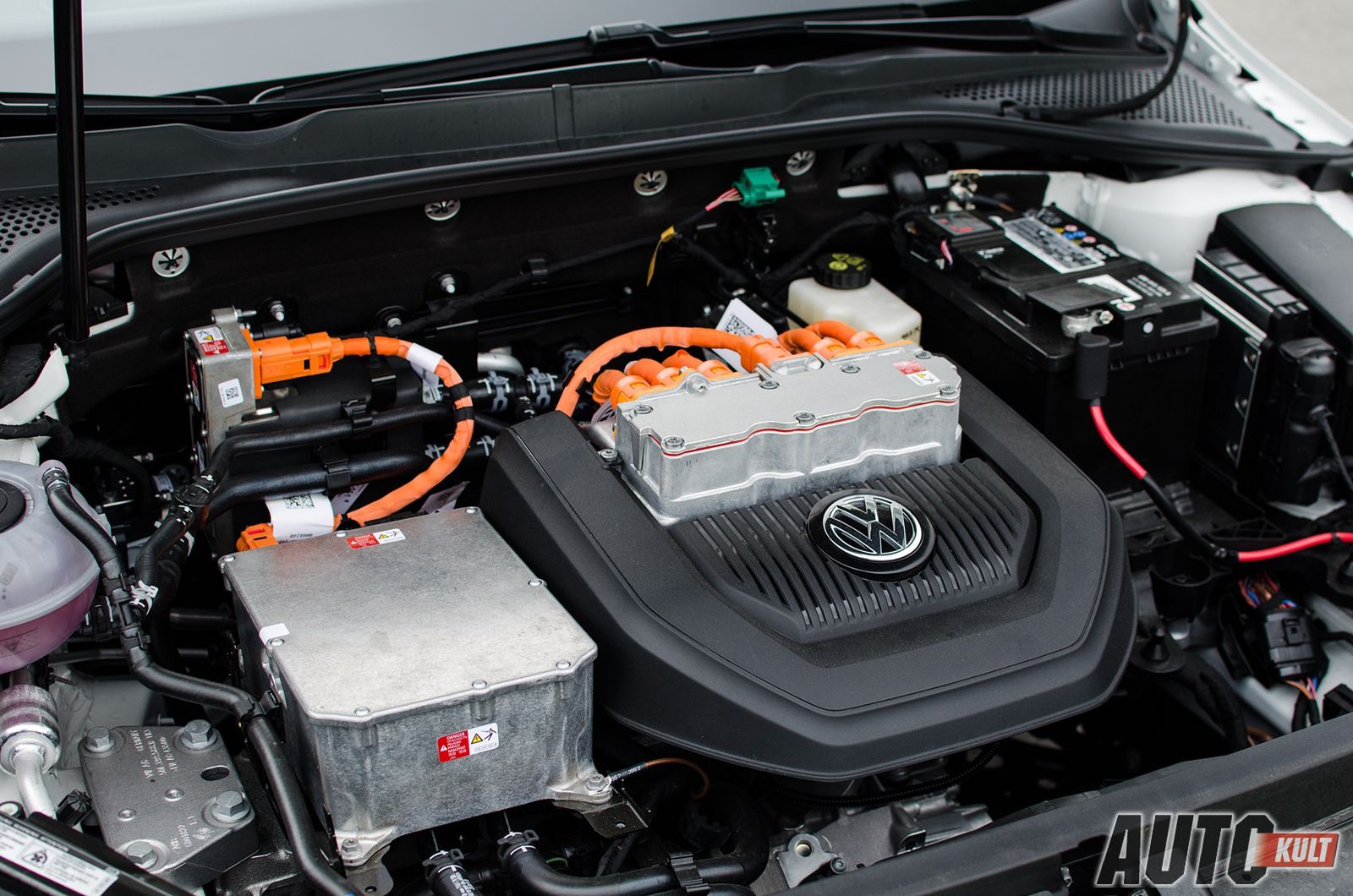 Silnik elektryczny jest lżejszy od tradycyjnego, ale baterie ważą 318 kg. Umieszczono je nisko i na środku pojazdu co zmienia nieco charakterystykę prowadzenia.