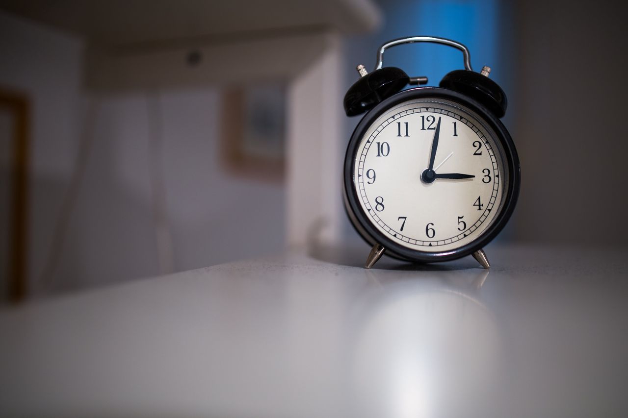 Kiedy nastąpi zmiana czasu z letniego na zimowy 2025. Czy w tym roku zegarki przestawimy ostatni raz? Od kiedy czas zimowy