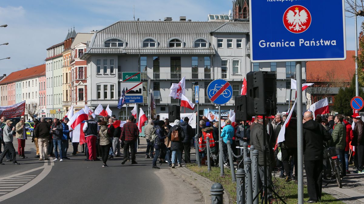 Gubin, 05.04.2025. Protest na moście granicznym z Niemcami w Gubinie, 5 bm. To kolejny w ostatnich tygodniach protest na polsko-niemieckiej granicy przeciwko polityce migracyjnej w Unii Europejskiej. (aldg) PAP/Lech Muszyński
