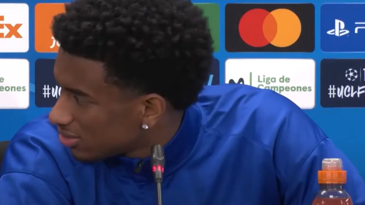 Alejandro Balde na konferencji prasowej przed meczem z Atalantą