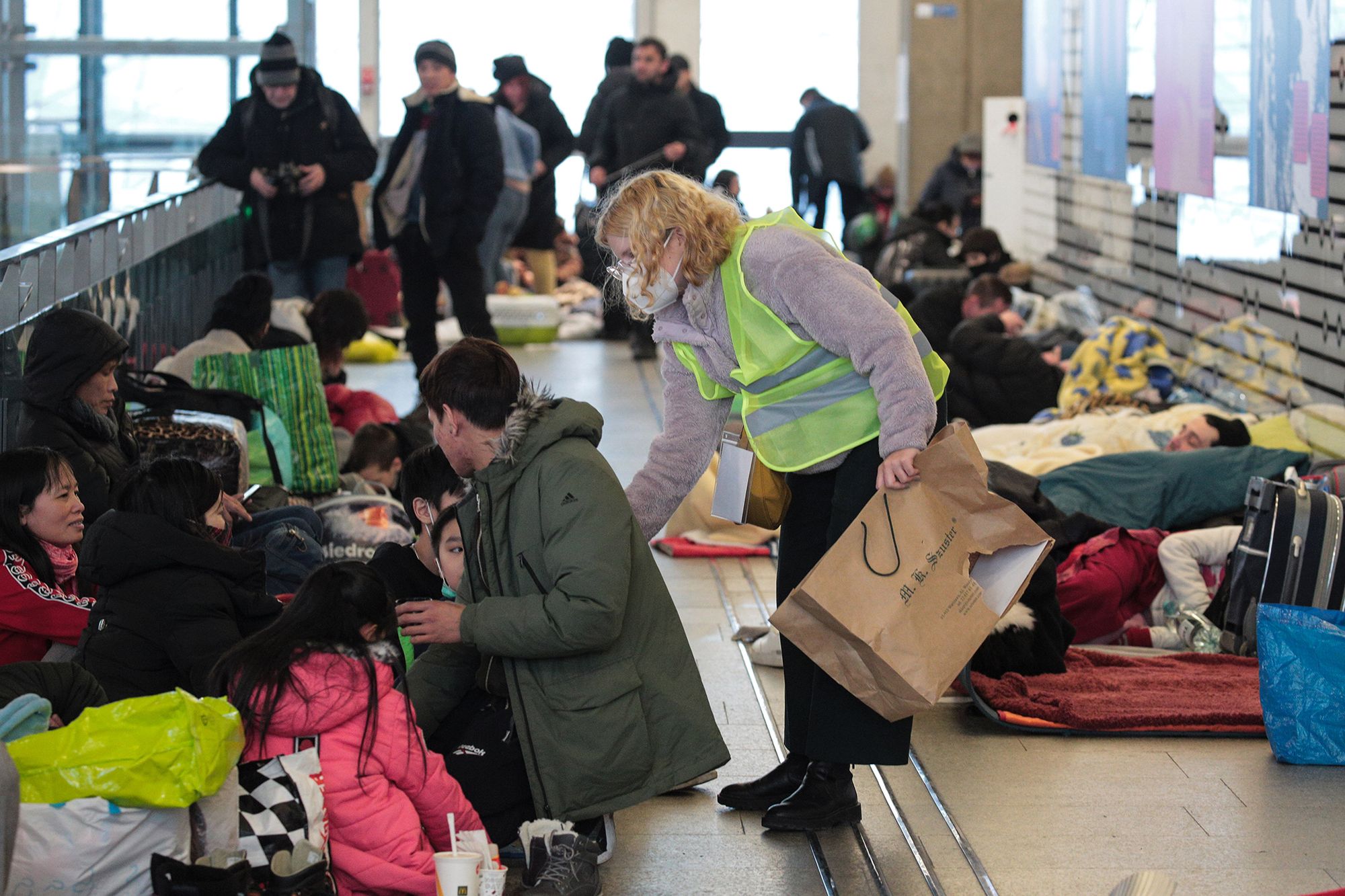 Wojna w Ukrainie: Warszawa Centralna przepełniona. Ludzie śpią na podłodze 8