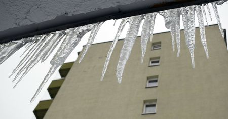 Zawalił się dach hali namiotowej. Strażacy ostrzegają przed soplami i nawisami