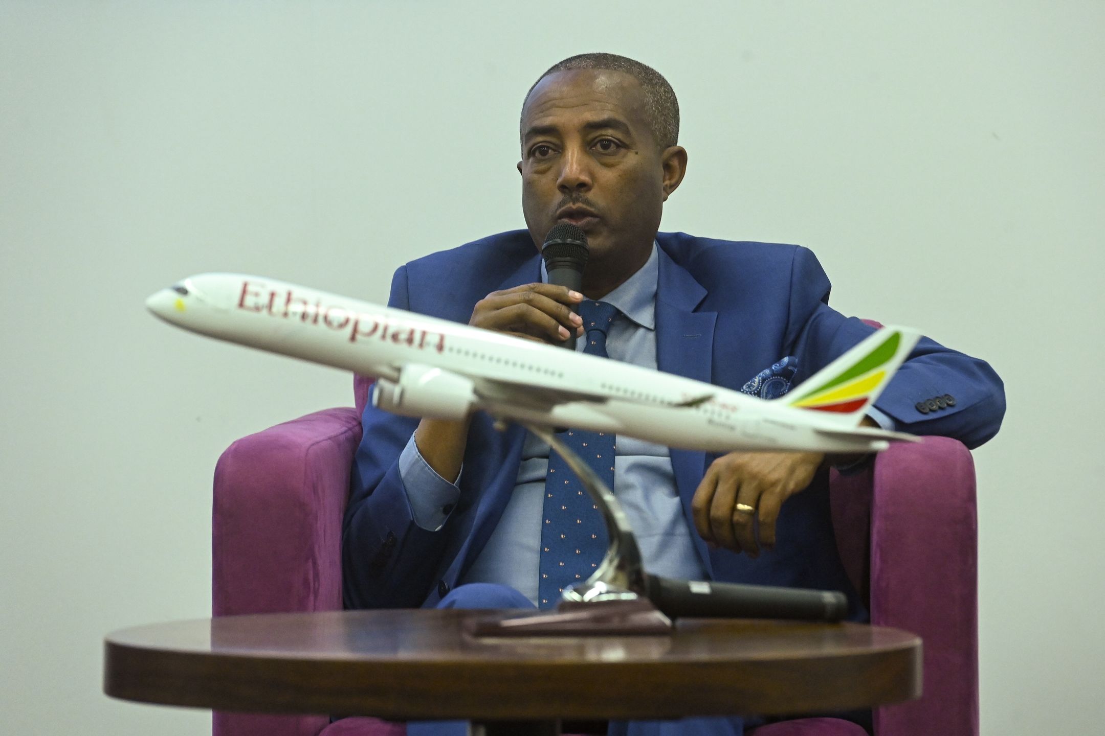 Warszawa, 02.07.2024. Wiceprezes ds. handlowych w Ethiopian Airlines Lemma Yadecha Gudeta na konferencji prasowej Polskich Portów Lotniczych, 2 bm. w Centrum Konferencyjnym na Lotnisku Chopina w Warszawie. Spotkanie dot. uruchomienia rejsów linii Ethiopian Airlines do Addis Abeby. (aldg) PAP/Piotr Nowak