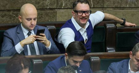 Poseł-freak ma wsparcie Kaczyńskiego. W PiS mówią: "Niech się bije, jak chce"